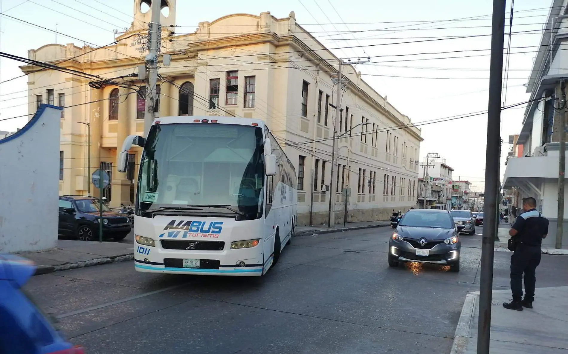 Autobùs queda varado en calle de Tampico tras falla mecánica 